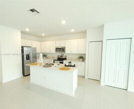 400 SE Crossoak Ln in Port St. Lucie, FL - Foto de edificio - Building Photo