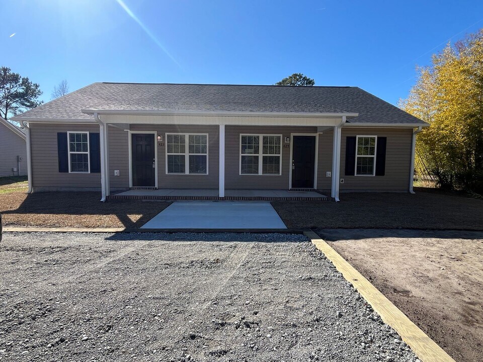 425 Belgrade-Swansboro Rd in Stella, NC - Building Photo