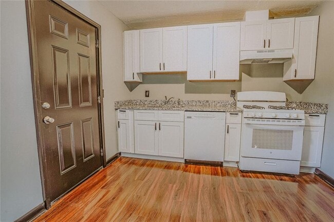 2877 Whispering Hills Dr in Atlanta, GA - Building Photo - Building Photo