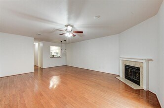 7657 Cambridge St in Houston, TX - Foto de edificio - Building Photo