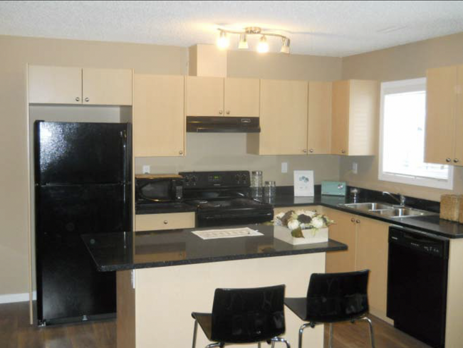 Southfort Village Townhomes in Fort Saskatchewan, AB - Building Photo - Building Photo