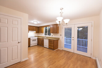 37 Hollis St in Pepperell, MA - Foto de edificio - Interior Photo