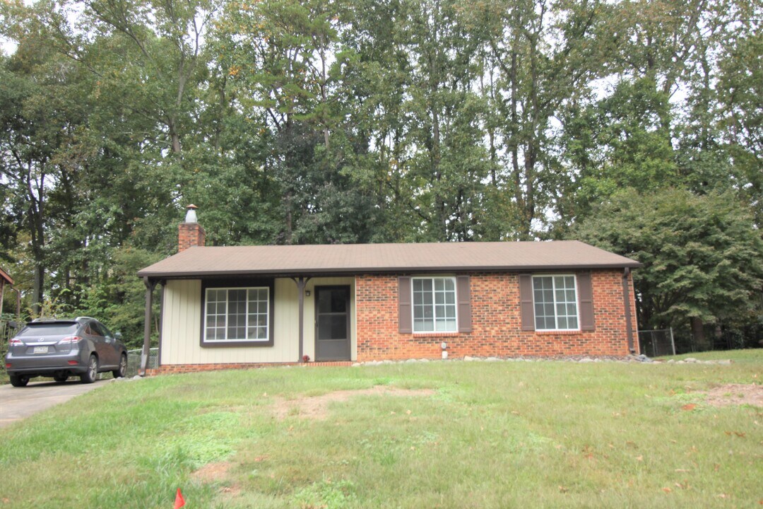 8200 Mahogany Dr in Charlotte, NC - Building Photo