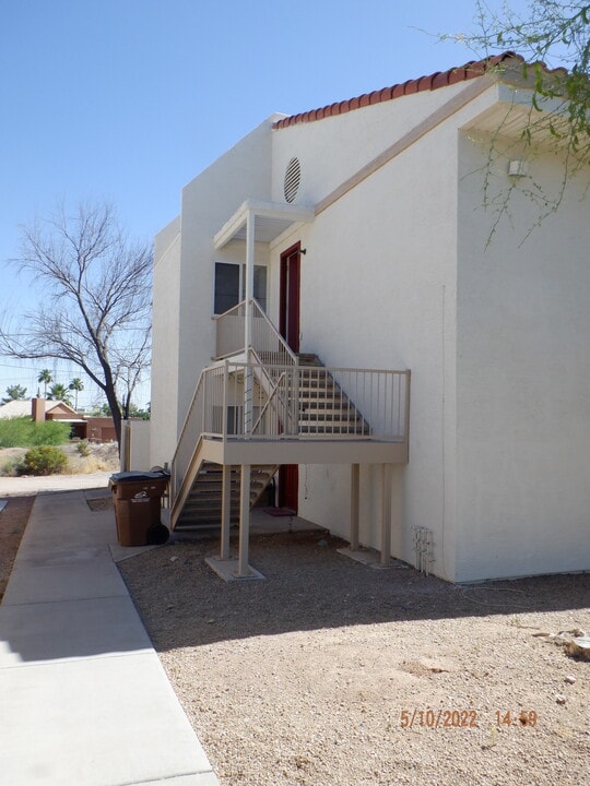 9885 E La Palma Ave, Unit 201 in Gold Canyon, AZ - Foto de edificio