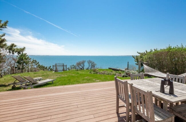 38 Oceanview Dr in Southampton, NY - Building Photo - Building Photo