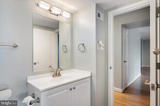 3800 Fairfax Dr, Unit 501 in Arlington, VA - Building Photo - Building Photo