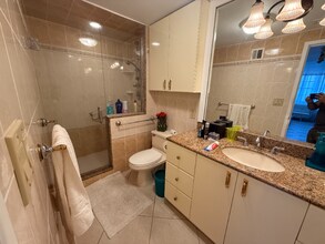 5825 Collins Ave in Miami Beach, FL - Foto de edificio - Building Photo