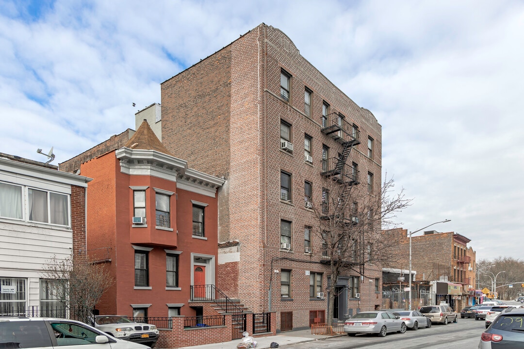 1383 Plimpton Ave in Bronx, NY - Building Photo