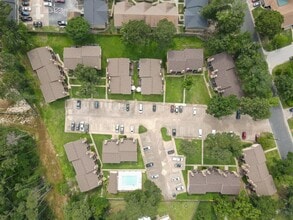 2521 Crosstimbers St in Huntsville, TX - Building Photo - Building Photo