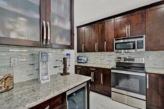 8521 W 33rd Ave in Hialeah, FL - Foto de edificio - Building Photo