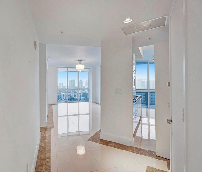 18201 Collins Ave, Unit 1201 in Sunny Isles Beach, FL - Foto de edificio - Building Photo
