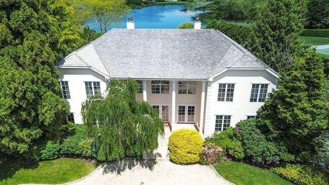 39 Pheasant Close S in Southampton, NY - Building Photo - Building Photo