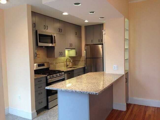 4 Crawford St, Unit #1 in Cambridge, MA - Building Photo - Building Photo