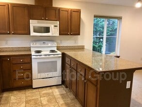 12545 Roosevelt Way NE in Seattle, WA - Foto de edificio - Building Photo