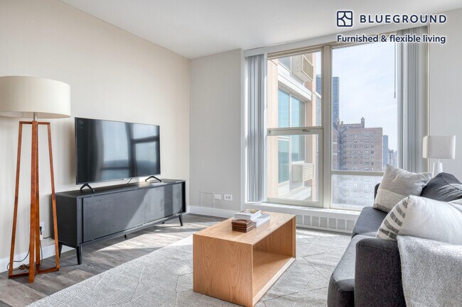 5600 N Sheridan Rd, Unit FL15-ID920 in Chicago, IL - Building Photo - Building Photo