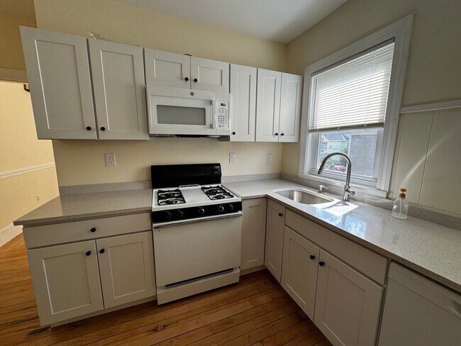 65 Wareham St, Unit 2 in Medford, MA - Foto de edificio - Building Photo