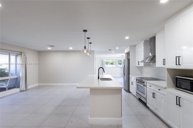 4430 NE 28th Terrace in Lighthouse Point, FL - Building Photo - Building Photo