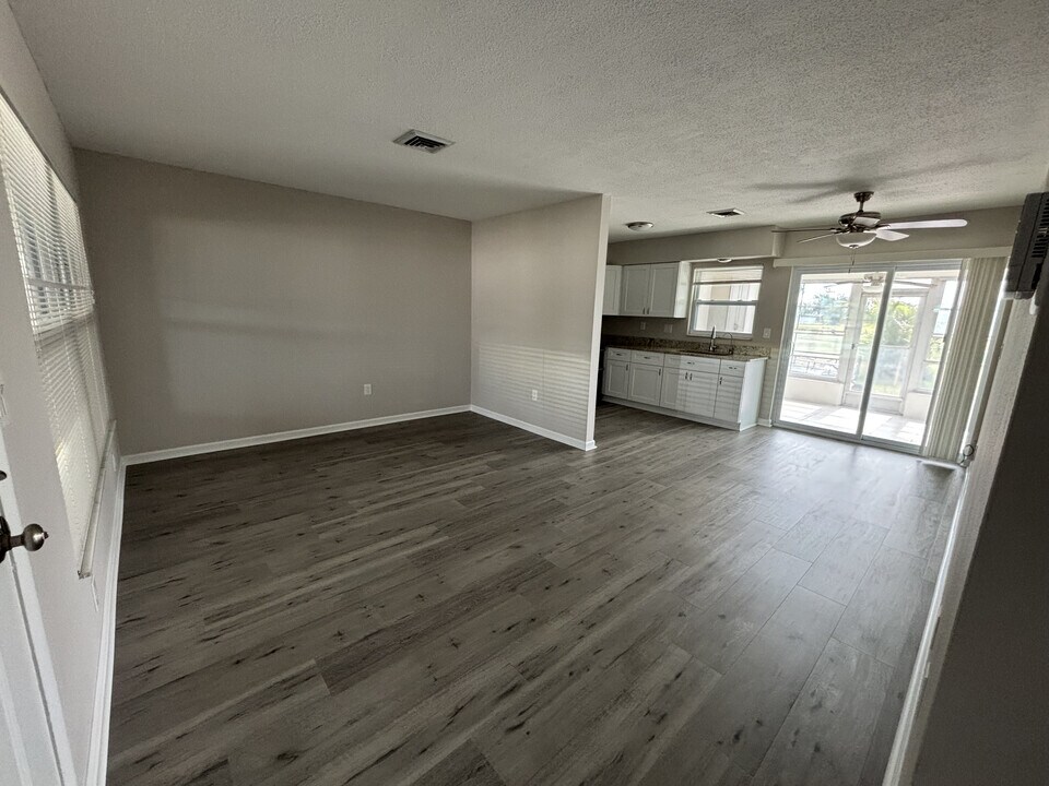 169 Golf Club Ln in Venice, FL - Foto de edificio