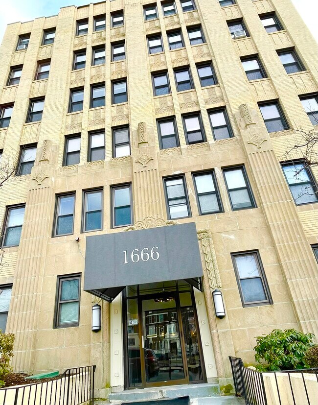 1666 Commonwealth Avenue, Unit 45 in Boston, MA - Foto de edificio - Building Photo