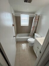 3220 Fordhaven Rd, Unit Apt 4 in Louisville, KY - Foto de edificio - Building Photo