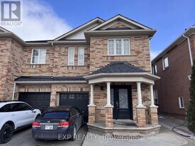 43 Thornbush Blvd in Brampton, ON - Building Photo