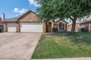 7702 Decoy Dr in Arlington, TX - Building Photo