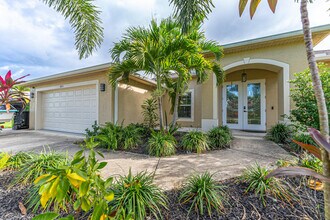 3651 SW Dellamano St in Port St. Lucie, FL - Building Photo - Building Photo