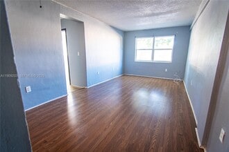 2000 NW 29th St in Miami, FL - Building Photo - Building Photo