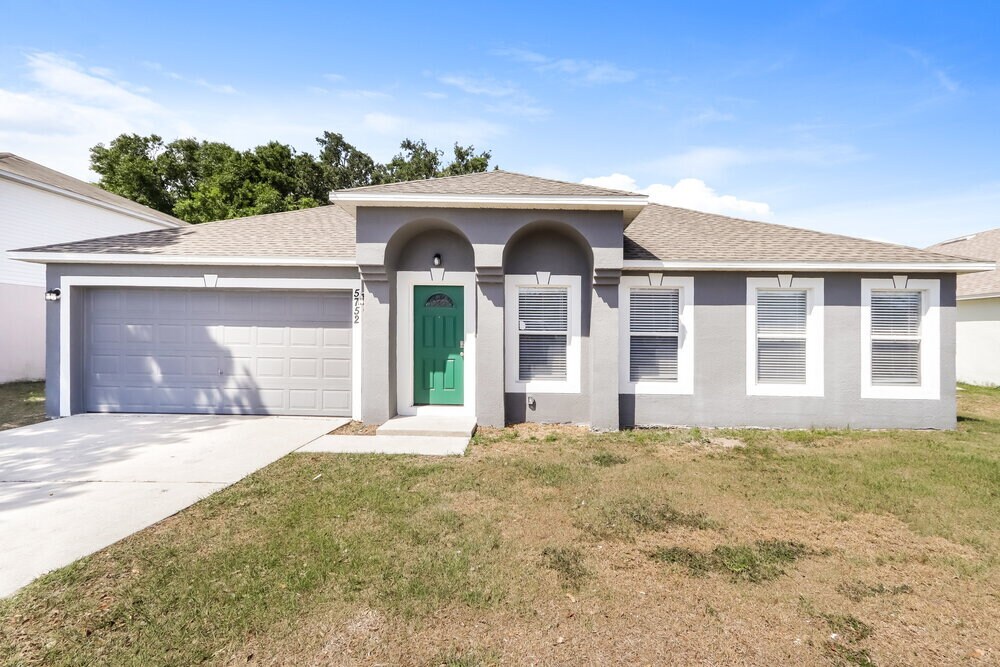 5752 Oakwood Knoll Dr in Lakeland, FL - Building Photo