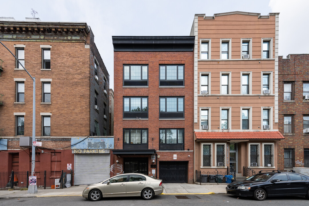 Maujer Place in Brooklyn, NY - Building Photo