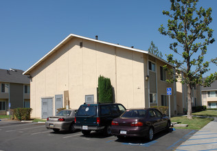 Linden Manor in Riverside, CA - Foto de edificio - Building Photo