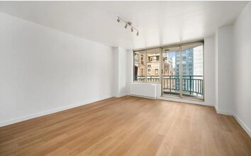 145 E 48th St in New York, NY - Building Photo - Building Photo