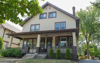 2371 Summit St in Columbus, OH - Building Photo