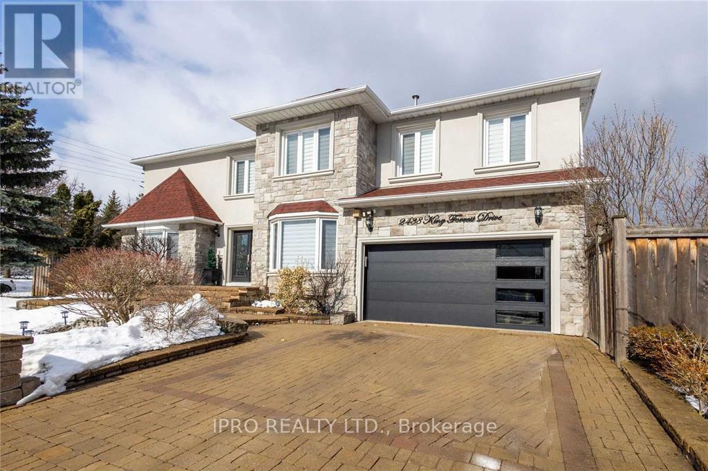 2438 King Forrest Dr in Mississauga, ON - Building Photo