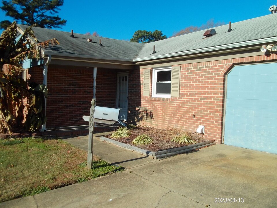 369 Green Meadows Dr in Newport News, VA - Building Photo