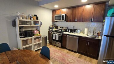 27 Russell Ave, Unit 1 in Edgewater, NJ - Building Photo - Building Photo