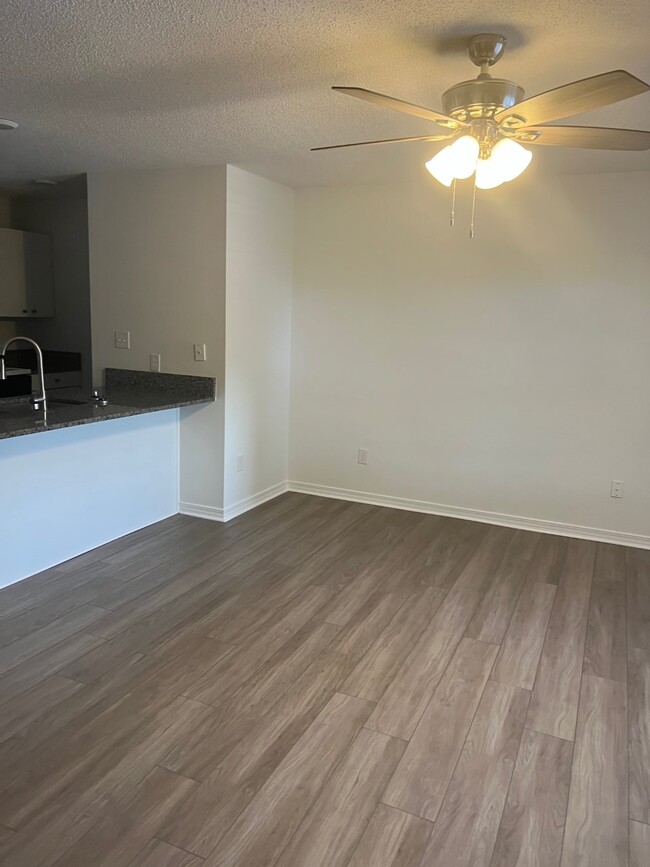 1802 Tsuga Way in Fort Walton Beach, FL - Foto de edificio - Building Photo