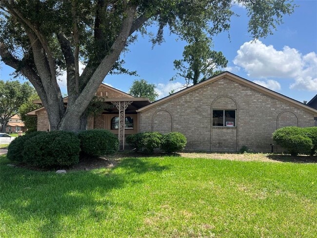 property at 1014 E San Augustine St