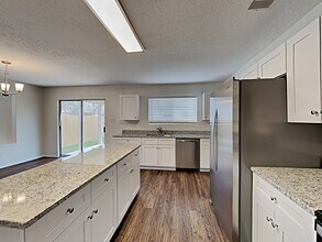 9210 Laguna Falls in San Antonio, TX - Building Photo - Building Photo