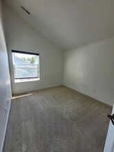 5686 NE Canard Dr in Hillsboro, OR - Foto de edificio - Building Photo