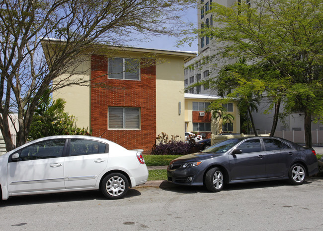 211-215 Zamora Ave in Miami, FL - Building Photo - Building Photo