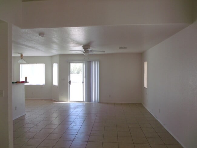 1101 Cliffbrook Hedge Ave in North Las Vegas, NV - Building Photo - Building Photo