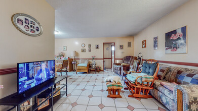 6336 Tujunga Ave in North Hollywood, CA - Building Photo - Interior Photo