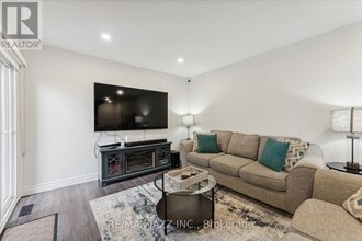 103 Dovedale Dr in Whitby, ON - Building Photo - Building Photo