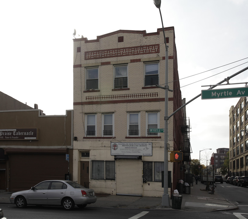 706 Myrtle Ave in Brooklyn, NY - Foto de edificio