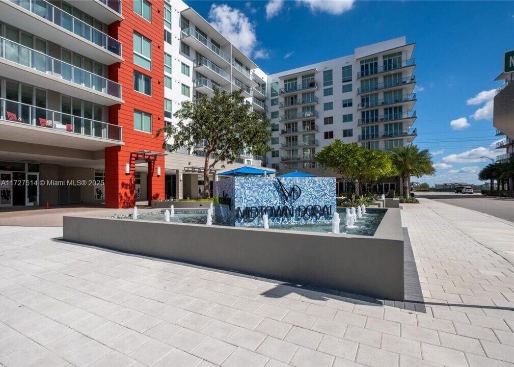 7875 NW 107th Ave in Doral, FL - Foto de edificio