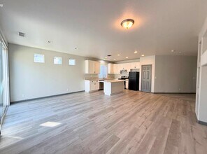 633 Chandon Dr in Merced, CA - Foto de edificio - Building Photo