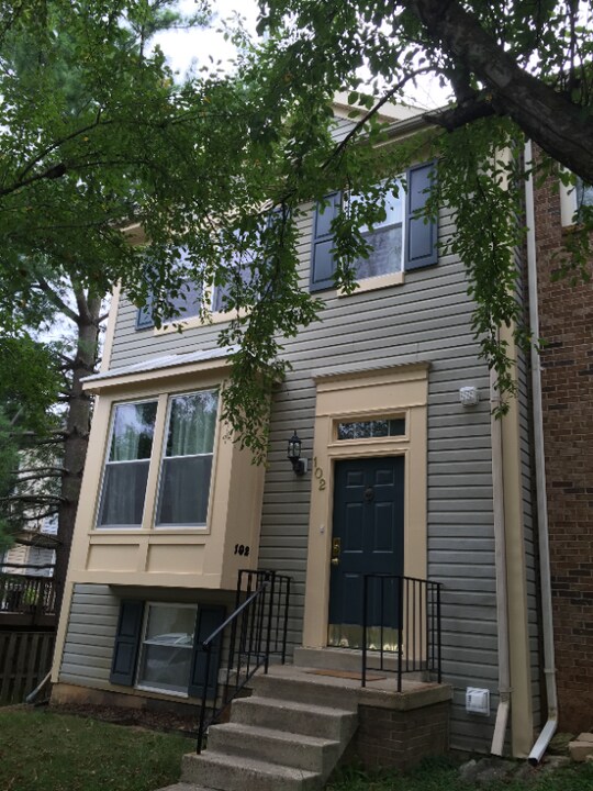 102 Smoothleaf Ln in Gaithersburg, MD - Building Photo