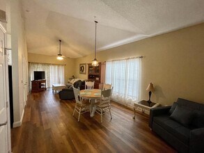 4276 Calinda Ln in Niceville, FL - Foto de edificio - Building Photo