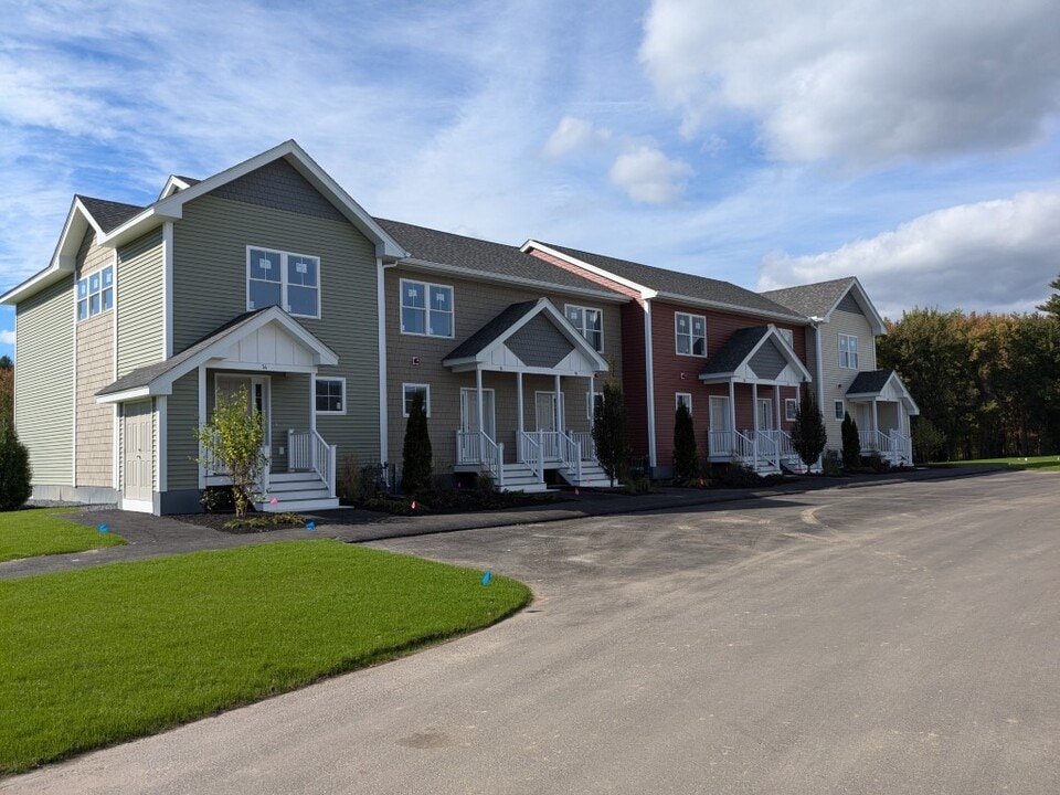 Rose Meadows in Litchfield, NH - Foto de edificio